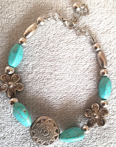 Armband mit Perlen aus Howlith Türkis und Blüten