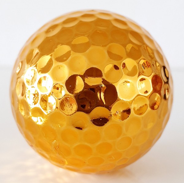 Glänzend goldfarbener Golfball