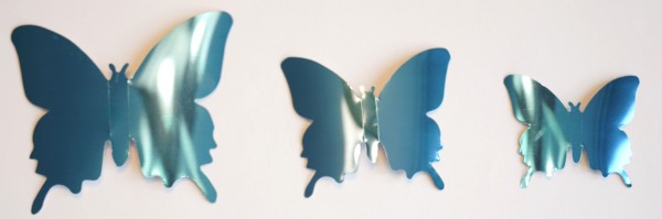 Glänzende Schmetterlinge in Metallic- Blau