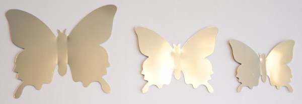 Glänzende Schmetterlinge in Metallic- Silber